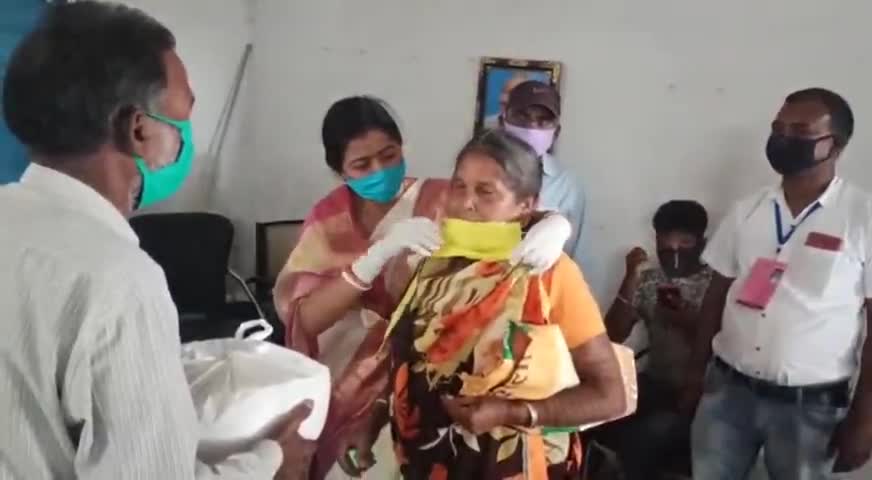 पतरातू: रामगढ़ चितरपुर प्रखंड के बोरोबिंग में #स्थानीय विधायक आदरणीय #ममता_देवी_जी खुद मास्क पहनाकर साबुन व चावल का वितरण करते