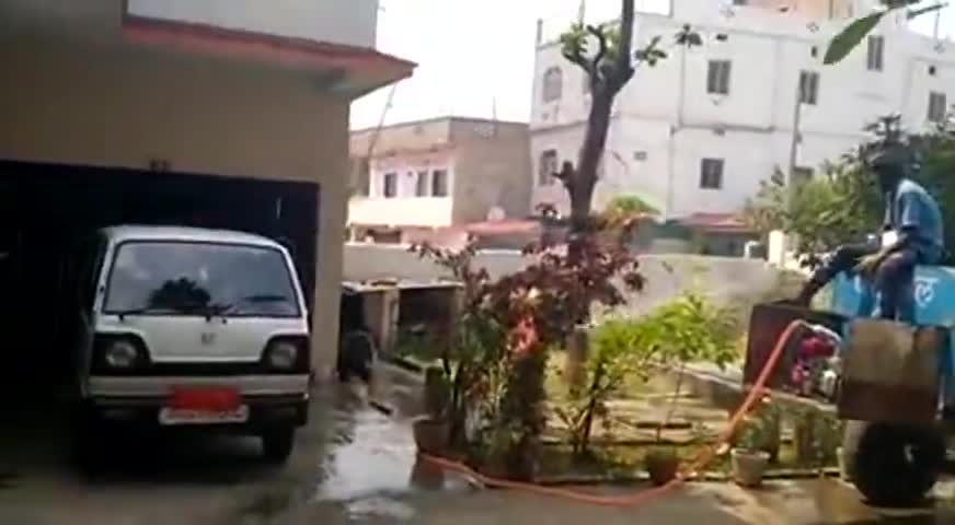 चास: बोकारो - चास नगर निगम क्षेत्र के भगवती कॉलोनी स्थित डॉक्टर के घर को सैनिटाइज का कार्य किया जा रहा है।
#Stay_at_home