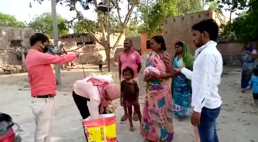 नैमिष क्षेत्र #लेखपाल धीरेंद्र मणि शुक्ला द्वारा गरीब असहाय लोगों को कच्चा राशन उपलब्ध करवा कर मानवता की मिसाल पेश की#DM