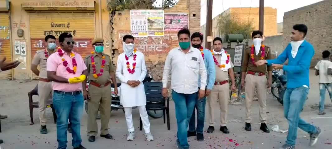 करणपुर: केसरीसिंहपुर में पुलिस के जवान, पालिका अध्यक्ष व ईओ का सामाजिक संगठनों ने फूल मालाओं से किया स्वागत #ईओ