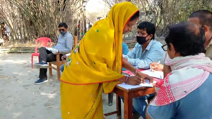 आज मेरे प्रयास अग्नि पीड़ितों के बीच चेक न देकर नगद राशी का वितरण किया  गया#प्रखण्ड प्रमुख मड़वन
