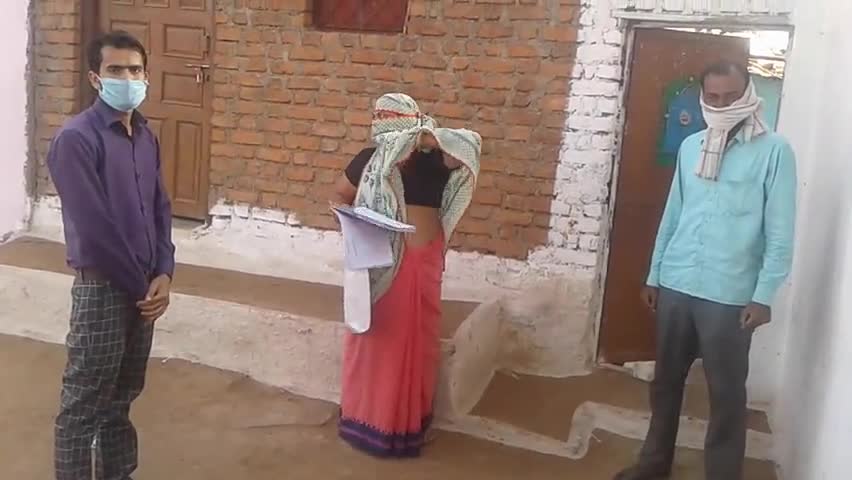 गुना: आंगनवाड़ी  कार्यकर्ता लोगों से कोरोना से संबंधित जानकारी के लिए किया गया डोर टू डोर सर्वे #coronavirusalert