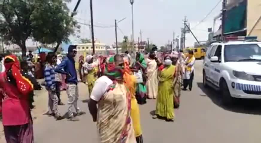 भोपाल के एम्स इलाके में सड़क पर उतरे लोग हैं जिन्हें राशन नहीं मिल पा रहा है कई परिवार बीच सड़क पर धरने पर बैठ गए है#BPL