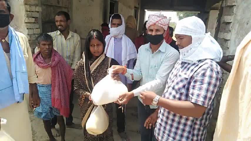 चानन: जानकीडीह बेलदरिया पंचायत के पूर्व मुखिया के द्वारा महादलित परिवारों के बीच किया गया राशन का वितरण #पूर्व_मुखिया #लॉकडाउन