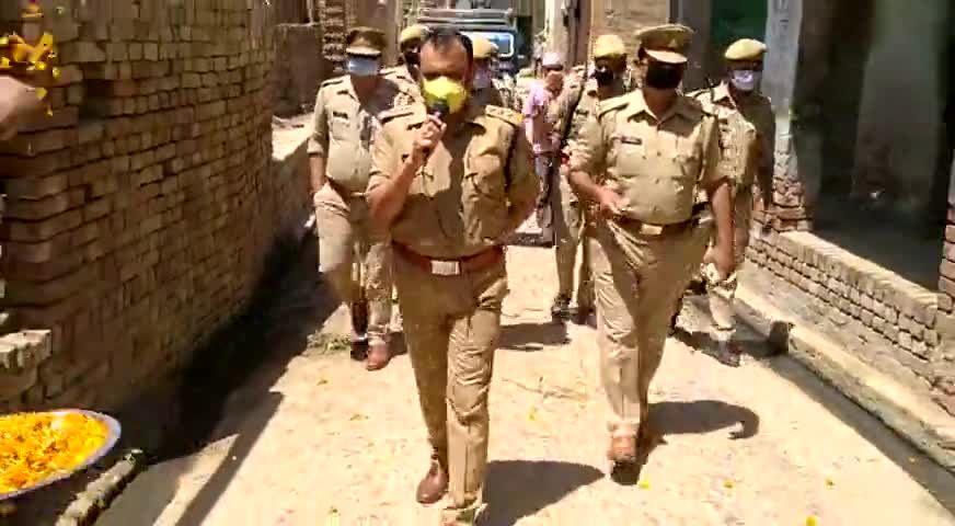 पुलिस ने वस्ताव में इस पूरे महामारी के दौर में बहुत मेहनत की है।उन्हें सम्मान मिलना आवश्यक है 🙏🙏🙏🙏
#घर_पर_रहें