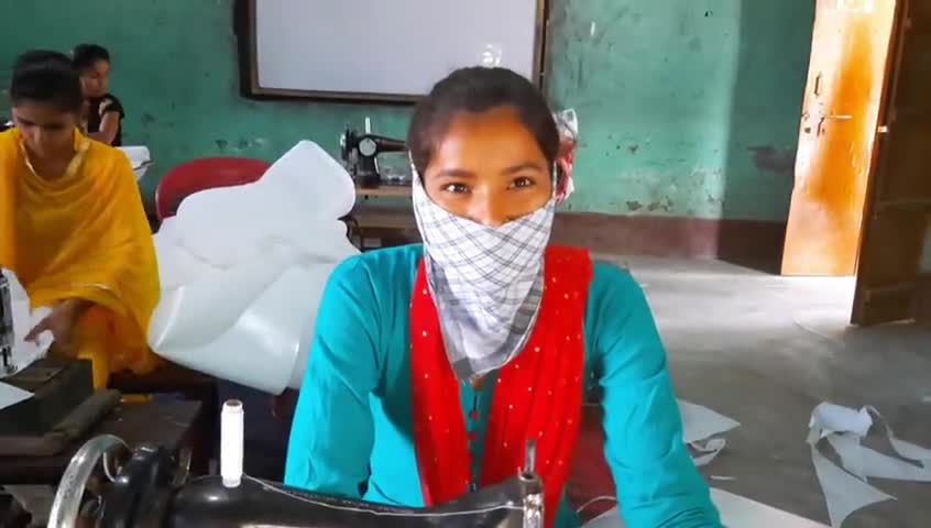 धौरहरा: खमरिया में 50 पीपीई किट बनकर हुए तैयार, स्वयं सहायता समूह की महिलाएं बना रही हैं पीपीई किट #पीपीई_किट