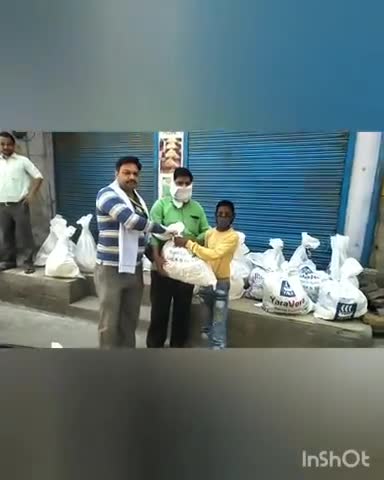 छिबरामऊ: छिबरामऊ में लॉकडाउन के बीच प्रेस क्लब के अध्यक्ष द्वारा गरीबों को खाने-पीने की सामग्री की गई वितरित #प्रेस_क्लब #लॉकडाउन