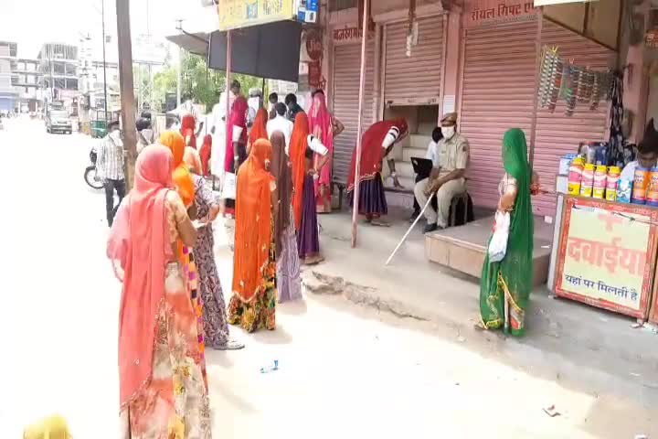 सांचोर: सांचोर में लॉकडाउन के बाद भी बड़ी संख्या में लोग पहुंच रहे बैंक, सोशल डिस्टेंसिंग का नहीं हो रहा पालन #डिस्टेंसिंग