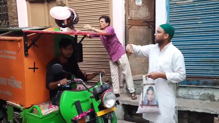 सफाई कर्मचारीयों का गुलाब की पत्तियों से स्वागत कर उनका हौसला वढाया #ranuquraisi सभासद नगर पालिका परिषद छिवरामऊ कन्नौज