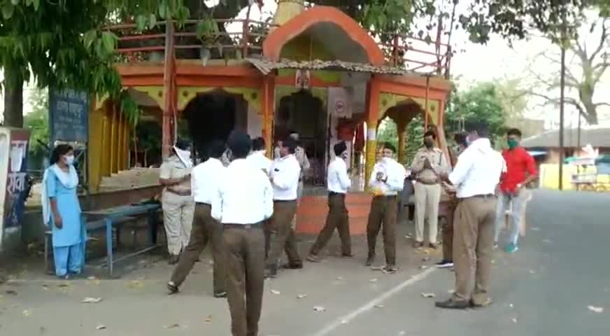 शाहपुर: राष्ट्रीय_स्वयंसेवक_संघ_शाहपुर ने नगर के #कोरोना_योद्धाओं का पुष्प वर्षा कर किया स्वागत