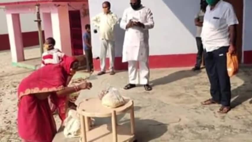 नवगछिया: BJP रंगरा प्रखंड अध्यक्ष ने डॉ.भीमराव आंबेडकर की जयंती पर जरूरतमंदों के बीच वितरित किया सूखा राशन #आंबेडकर_जयंती #bjp