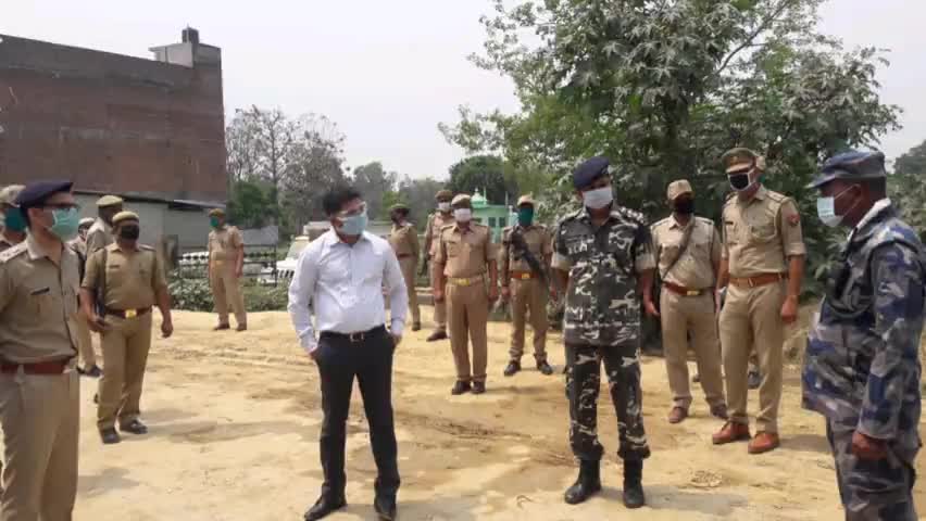 निचलौल: डीआईजी के साथ पुलिस अधीक्षक ने ठूठीबारी बॉर्डर का किया निरीक्षण, सर्तक रहने के दिए निर्देश #डीआईजी