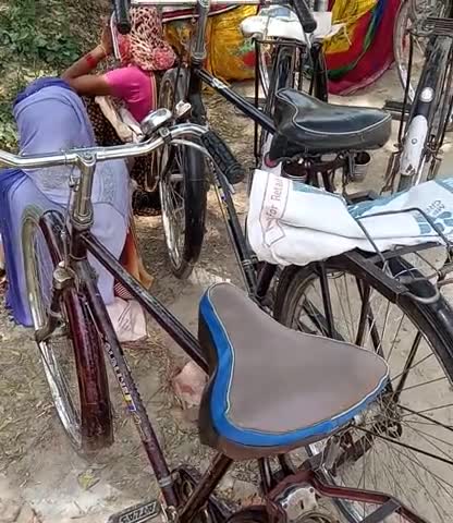 लालगंज: #Sangipur के राजमतीपुर मे राशन कार्ड को उमड़ी भीर और कोटेडार का कहना है की सर्वर की दिकत है और 2 बजे के बाद आने को कहा..