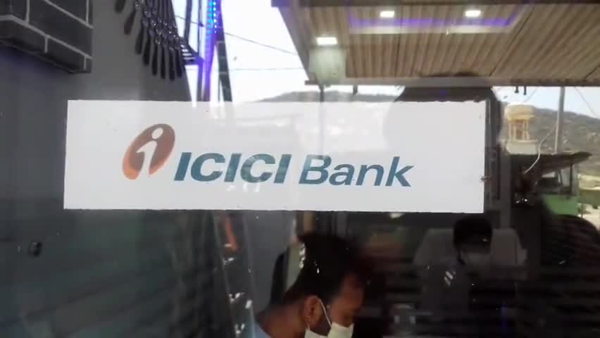 ब्यावर: सरविना में सोशल डिस्टेंसिंग का पालन करते हुए लोगों को बैंक मित्र दे रहे हैं जन-धन का पैसा #जन_धन_योजना