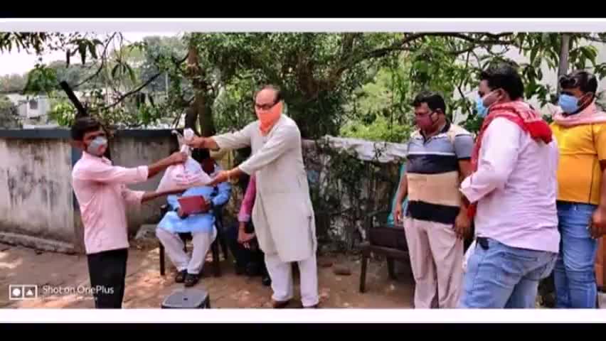 बेरमो: पूर्व सांसद रविंद्र कुमार पांडे के द्वारा मोदी आहार किट का बोकारो थर्मल में किया गया वितरण #पूर्व_सांसद #नरेंद्र_मोदी