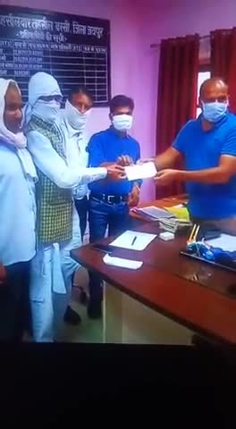 बस्सी: समाजसेवियों ने जरूरतमंदों की मदद के लिए बस्सी उपखंड अधिकारी को सौंपा ₹11,000 का चेक #राहत_कोष