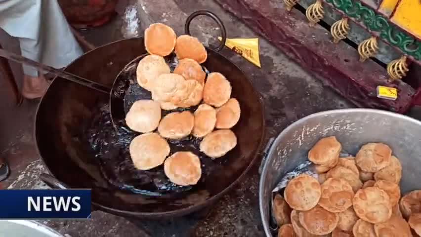 पटना ग्रामीण: #पटनासिटी कमल देवी सेवा समिति के सदस्यों के द्वारा आज 17वां दिन लगातार गरीबो के बीच खाना का वितरण किया गया।