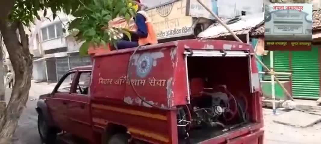 जमालपुर: #जमालपुर#नगर परिषद द्वारा नगर क्षेत्र में नगर कर्मी द्वारा किया जा रहा सैनिटाइजर का छिड़काव।