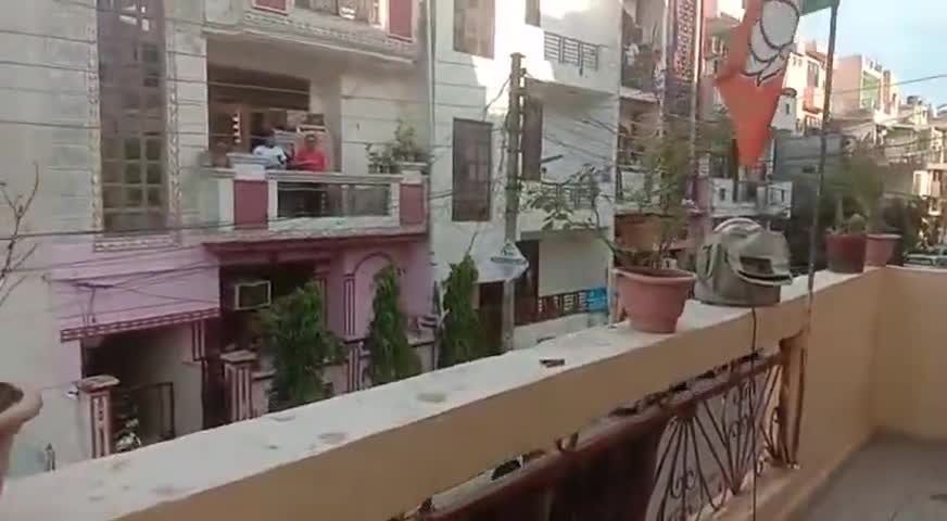 गाज़ियाबाद: कुछ इस तरह हुआ इंदिरापुरम ग़ाज़ियाबाद में संघ प्राथना का आयोजन। #SocialDistancing का ख्याल रखते हुई सामूहिक प्राथना। #RSS