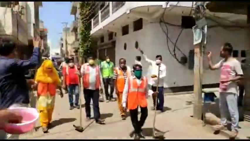 फरीदाबाद: डबुआ कॉलोनी वार्ड नंबर 8 में सफाई कर्मचारियों पर लोगों ने फूल बरसा कर किया स्वागत #सफाईकर्मी #कोरोना_योद्धा