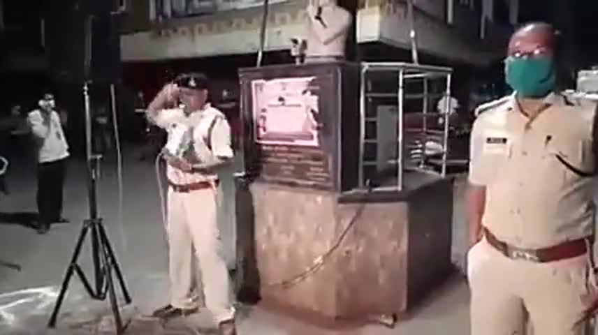 पुलिस की अनूठी पहल 
लोगों को कोरोना से जागरूक करने की।
#सराहनीय कार्य