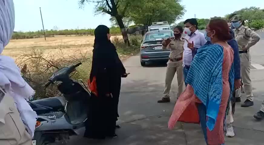 सीहोर: #एक मुस्लिम महिला ने जबरजस्ती #सीहोर में घुसने के लिए पुलिस वालों के साथ किया अभद्र व्यवहार