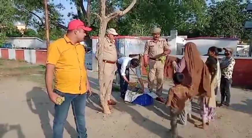 गाज़ियाबाद: #psगढ़मुक्तेश्वर #कोतवाल द्वारा गरीबों को फल वितरित किए गए