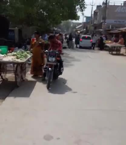 लालगंज: #Sangipur मार्केट मे उमड़ी भीड़ नहीं रही एक दूसरे दूरी.....