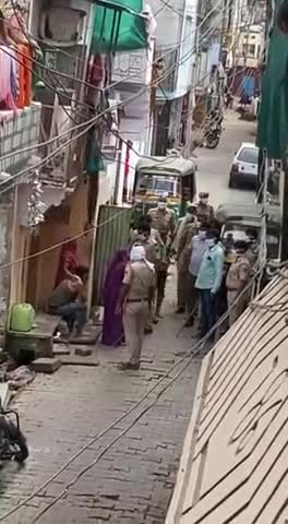 लाडपुरा: kota station. masjid gali

बहार निकले व्यक्ति को पुलिस ने किया #stay_home
#police #stayhomestaysafe