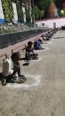 जय महादेव रोटी बैंक के द्वारा लोगों को भोजन कराने का सेवा लॉकडाउन में जारी है। #कोरोना #कोरोना_वाइरस