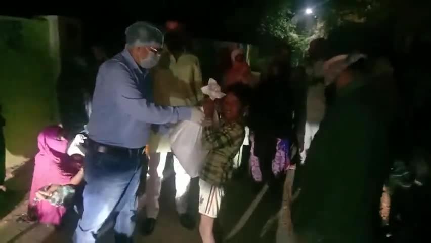 मैनपुरी: ARTO राजेश कर्दम ने सिकंदरपुर में प्रसपा नेता आजम खान के सहयोग से गरीबों को बांटा राशन #प्रसपा #arto