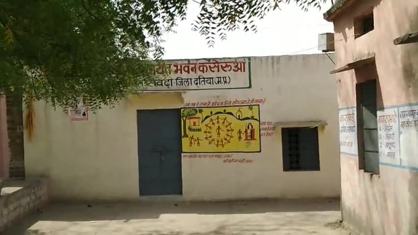 सेवढ़ा: ग्राम कसेरूआ में हैंडपंप की मोटर खराब होने से ग्रामीणों को कई दिन से नहीं मिला पानी #पेयजल_संकट
