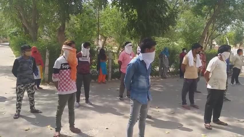 पदमपुर: गजसिंहपुर में समाजसेवकों व अधिशाषी अधिकारी ने सफाई सेवकों पर का अभिनंदन कर करवाया जलपान #सफाईकर्मी #समाजसेवा