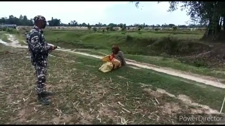 सुरसंड: सुरसंड के बराही बथनाहा सीमावर्ती इलाके में मानसिक रूप से विक्षिप्त महिला रही थी घूम, एसएसबी ने हिरासत में लिया #एसएसबी