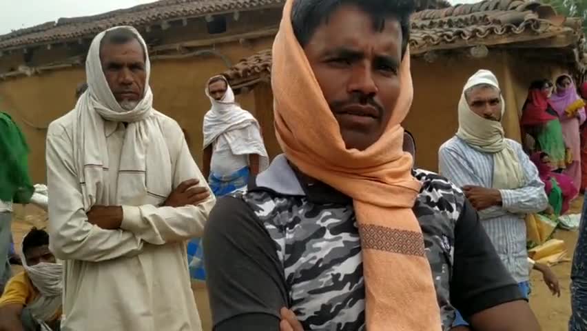 डंडई: पुलिस की उपस्थिति में बैरियादामर गांव की पीडीएस दुकान पर हुआ राशन वितरण, बरती जा रही थी अनियमितता #राशन #अनियमितता