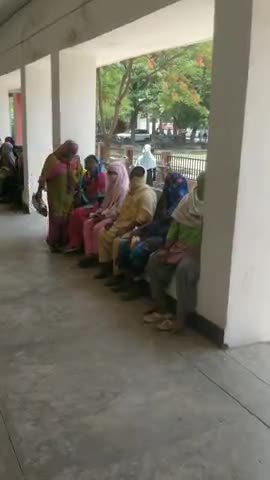 भदोही: भदोही तहसील परिसर में अफवाह पर राशन लेने पहुंचे हिम्मतपुर बकुचिया के लोग, सोशल डिस्टेंसिंग की उड़ीं धज्जियां #अफवाह
