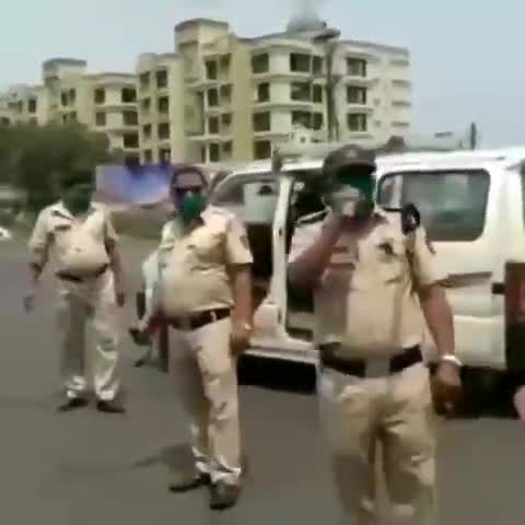मुरादाबाद: पुलिस द्वारा गाना गाकर करोना से बचाव के लिए घर में रहने का दिया संदेश.....👍
#like#police #salute_our_police #stayathome