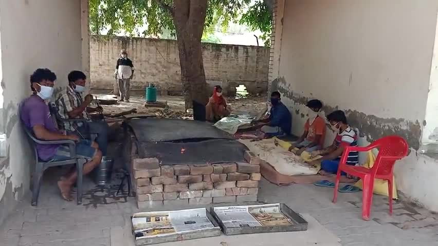 आदमपुर: आदमपुर में जन सेवा समिति द्वारा अमावस्या पर लोगों को बांटी गई ढाई क्विंटल दूध की खीर #अमावस्या #लॉकडाउन