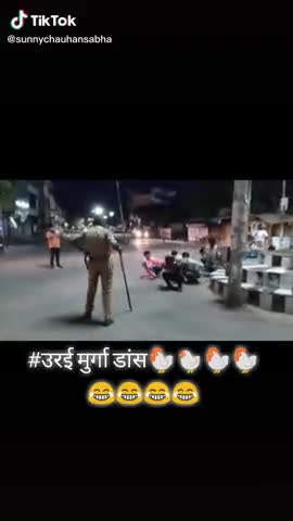 उरई: उरई के मच्छर चौराहा में लॉकडॉउन तोड़ने वालो को पुलिस ने मुर्गा बना कर दौड़ाया 
#stay_home_save_life🙏🙏🙏❤️