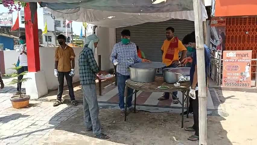 गरीबों की सेवा में लॉक डाउन के लगातार 30 वे दिन भोजन उपलब्ध कराते #होटल #मा #मुंडेश्वरी परिवार बाईपास औरंगाबाद
विश्वजीत