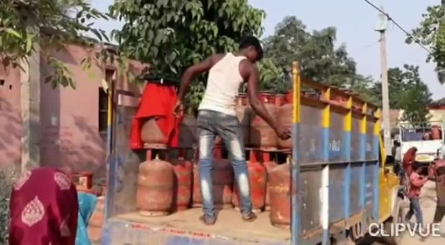 सुगौली: उतरी छपरा बास पंचायत के कैथवलिया में पीएम उज्ज्वला योजना के तहत किया गया गैस का वितरण #उज्ज्वला_योजना