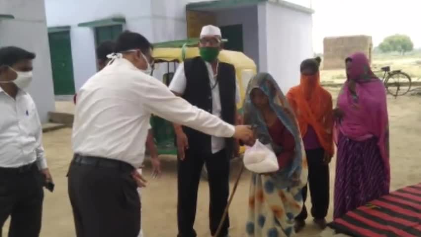 चकरनगर: जिला जज के निर्देशन में तहसीलदार ने बिधिपुर गांव के गरीबों में वितरित की खाद्य सामग्री, लगी रही लंबी लाइनें #जिला_जज