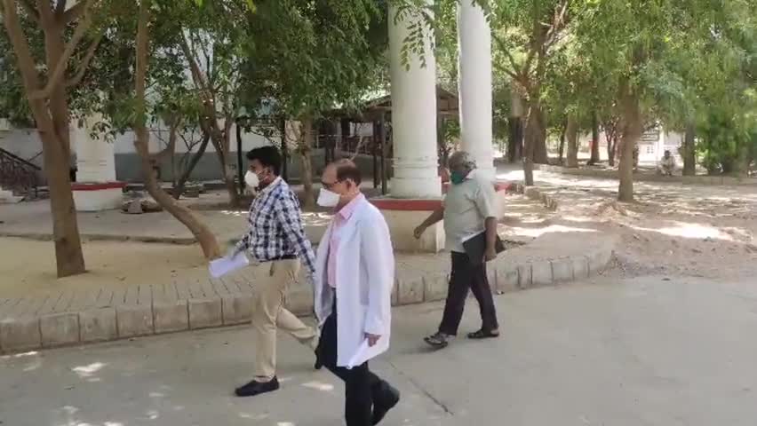 सैफई: सैफई मेडिकल यूनिवर्सिटी पहुंचे सीडीओ इटावा ने कुलपति व कुलसचिव के साथ की बैठक, कोरोना पॉजिटिव मरीजों का जाना हाल #सीडीओ