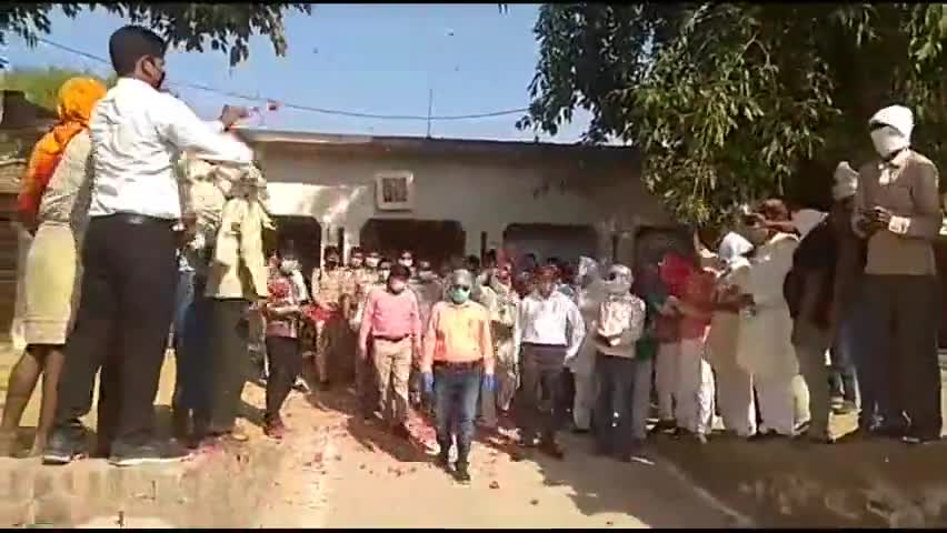 करहल: गांव तरौलिया में एआरटीओ, एसडीएम व थाना प्रभारी पर ग्रामीणों ने की पुष्प वर्षा #arto #adm