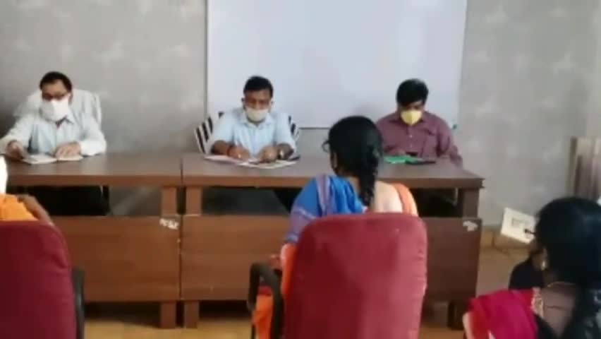 सकलडीहा: धानापुर ब्लॉक मुख्यालय सभागार में सीडीओ ने आरोग्य सेतु ऐप के बारे में अधिकारी व कर्मचारियों को दी जानकारी #सीडीओ