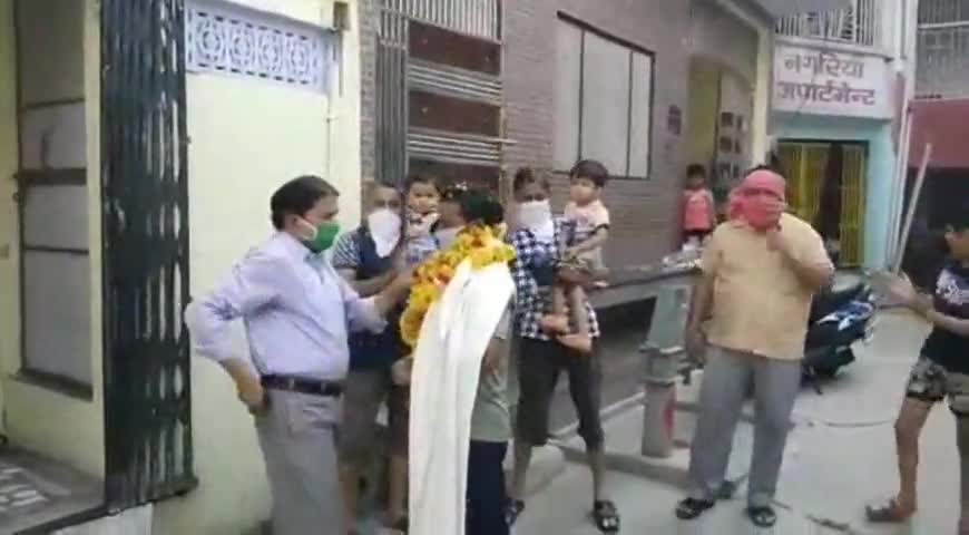 झांसी: पुरानी नजाई मोहल्ले के लोगों ने नगर निगम के सफाई कर्मचारियों का किया सम्मान #कोरोना_वायरस #सफाईकर्मी