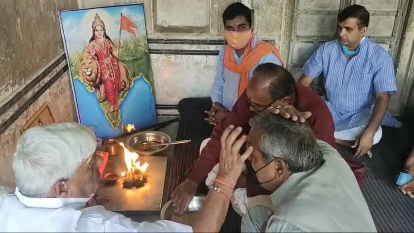 फतेहपुर: गोरीसरिया धर्मशाला में कोरोना सेवा संघ ने मनाई भगवान परशुराम की जयंती, भक्तों में बांटा गया हलवा #परशुराम_जयंती