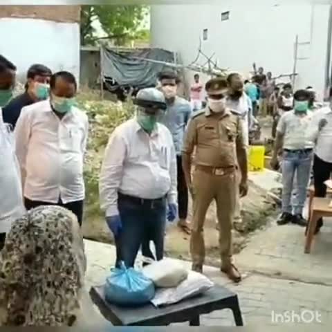 भोगांव: मोहल्ला चौधरी में एआरटीओ राजेश कर्दम ने शिक्षकों के साथ मिलकर गरीबों को बांटे राशन के पैकेट #arto #लॉकडाउन