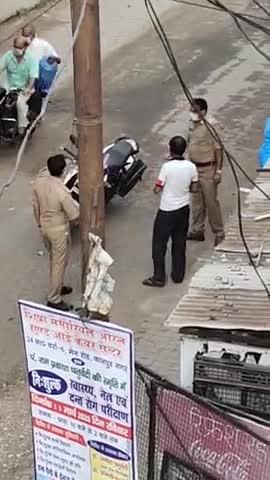 कानपुर: Barra-6 Pe Bike Ko Rokakar Dukane Band Karakar Korona Virus Ko Rokne Ke liye Janta Ke liye sahi karte hue. #gali