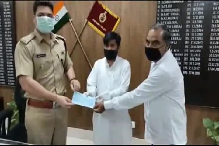 करनाल: मुस्लिम समाज ने सीएम रिलीफ़ फंड में दी एक लाख एक हजार की सहायता राशि, एसपी को सौंपा चैक #एसपी #राहत_कोष